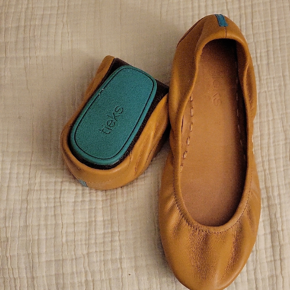 Comfy Tieks Flats in Camel/Tan